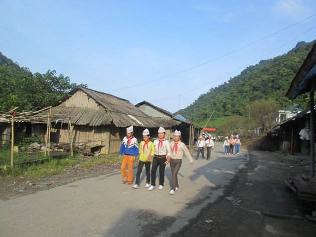 Học sinh người Mông ở Mường Lống trên đường đến trường.