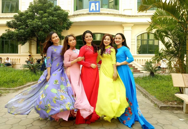 Tân Nhàn và các học trò của mình.