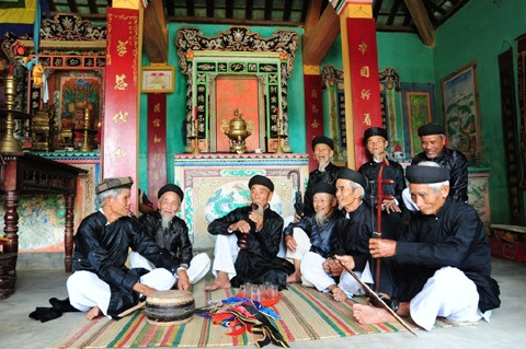 Các cụ cao niên luyện tập một tiết mục văn nghệ trước khi tiến hành Lễ rước sắc tại đình làng Túy Loan.