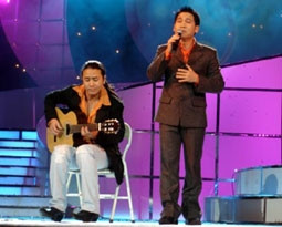 Lê Minh Sơn và Trọng Tấn trong "À í a".