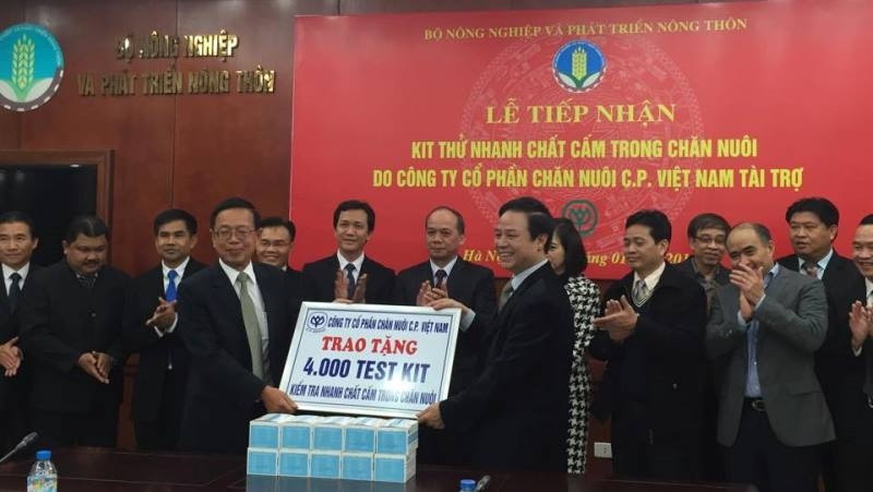 Đại diện Công ty C.P. Việt Nam trao tượng trưng 4.000 bộ test kit cho Bộ Nông nghiệp và Phát triển nông thôn.