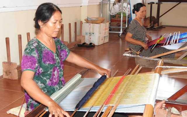 Nhiều nghệ nhân lớn tuổi vẫn ngày đêm chăm chút cho việc khôi phục và dệt hoa văn cổ trên thổ cẩm để truyền nghề lại cho thế hệ mai sau .