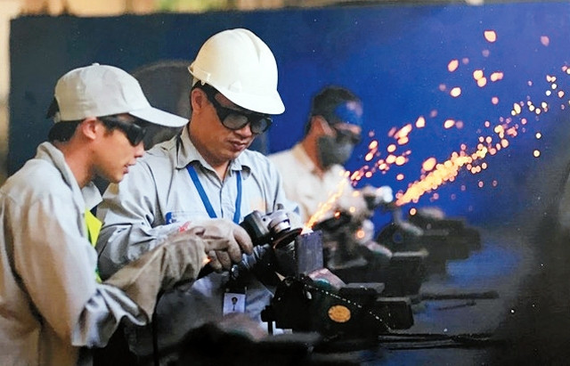 Lao động xuất khẩu được nâng cao tay nghề khi làm việc tại nước sở tại. Ảnh: NGUYỄN VIỆT THANH