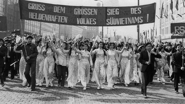 Sinh viên Việt Nam được lãnh đạo thành phố Leipzig (CHDC Đức) dành cho vị trí dẫn đầu đoàn diễu hành Ngày Quốc tế Lao động 1-5-1975 và mừng ngày toàn thắng của Việt Nam. Khẩu hiệu bằng tiếng Đức: Chào
