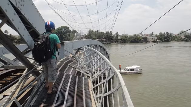 Hiện trường vụ sà lan đâm sập cầu Ghềnh.