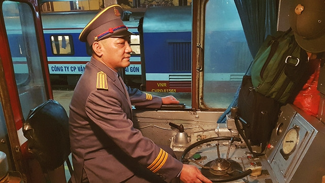 Hơn 35 năm công tác, lái tàu trong đêm giao thừa là công việc thường niên của anh Nguyễn Mạnh Hùng.