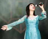 Ánh Tuyết sống và hát