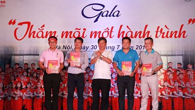 Anh Chinoros Benjachavakkul (ngoài cùng, bên trái) trong một hoạt động tuyên truyền về hiến máu. 