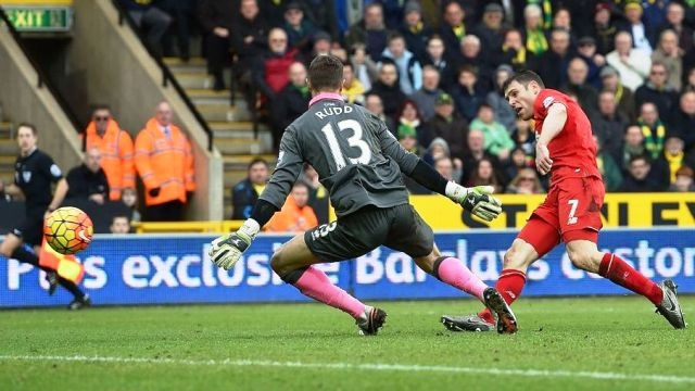 J. Milner (áo đỏ) ghi bàn thứ 4 cho Liverpool.