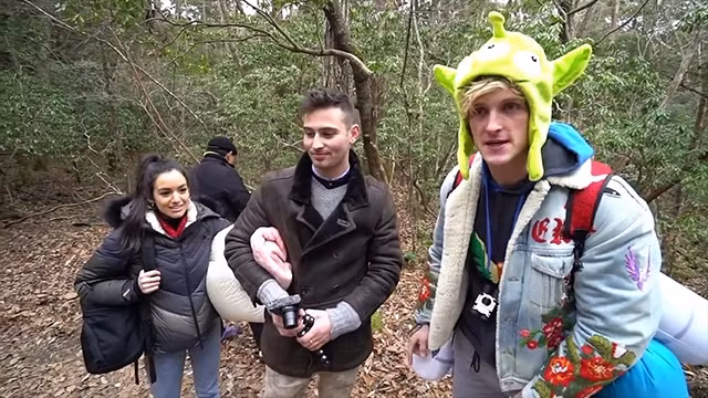 Logan Paul (phải) và nhóm bạn bị chỉ trích vì đăng video tại khu rừng tự tử. Ảnh: METRO