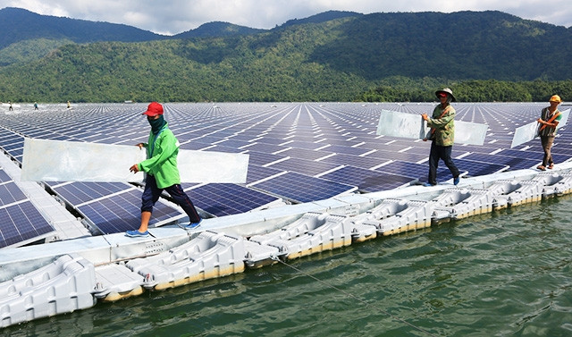 Việc các chủ đầu tư nhà máy điện mặt trời chạy đua tiến độ để kịp hòa lưới trước ngày 30-6-2019 đã tạo nên sức ép lớn cho hệ thống điện. Ảnh: NGỌC HÀ