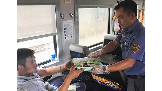 Ngành đường sắt sẽ thí điểm đưa suất ăn theo tiêu chuẩn hàng không lên tàu.