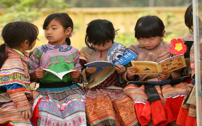 Các bé gái người dân tộc thiểu số của Trường tiểu học Bản Phố, tỉnh Lào Cai đang đọc sách. (Ảnh: UNICEF)