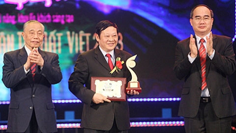 PGS. TS Nguyễn Viết Tiến nhận Thành tựu trọn đời lĩnh vực Y dược tại Giải thưởng Nhân tài đất Việt 2013. (Ảnh: dantri.com.vn) 