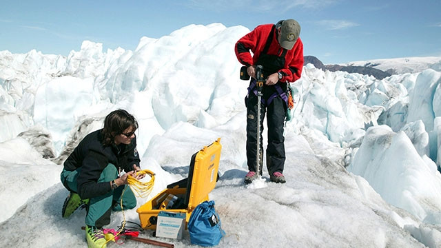 Các nhà khoa học đo tốc độ băng tan tại Greenland. Ảnh: ALAMY