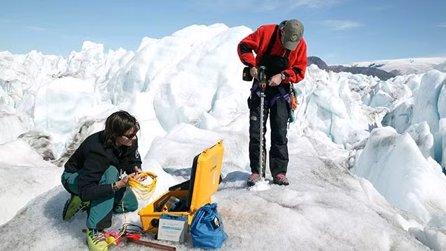 Các nhà khoa học đo tốc độ băng tan tại Greenland. Ảnh: ALAMY