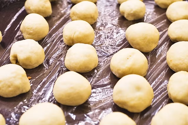 Bột bánh bao sau khi ủ lên men được chia thành các phần nhỏ. Ảnh | Paul Goyette 