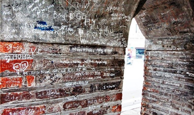 Tháp Hoà Phong đã bị biến thành Tháp “tình yêu”.