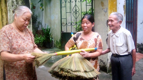 Những cây chổi chít đã nuôi sống gia đình nhỏ của hai ông bà.