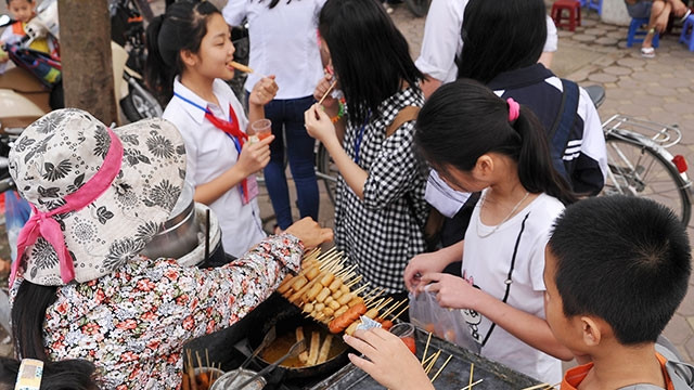 Sử dụng thực phẩm chế biến sẵn nhiều dầu, mỡ không nguồn gốc là một nguyên nhân dẫn đến tình trạng trẻ hóa các bệnh không lây nhiễm.