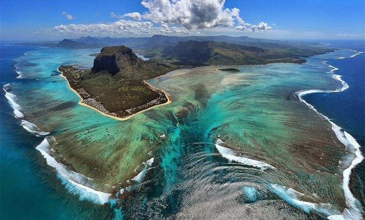 “Thác nước” dưới biển