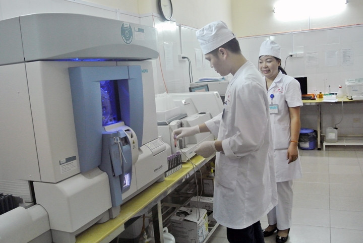 Làm xét nghiệm tại Khoa Huyết học - Truyền máu, Bệnh viện đa khoa tỉnh Quảng Ninh.