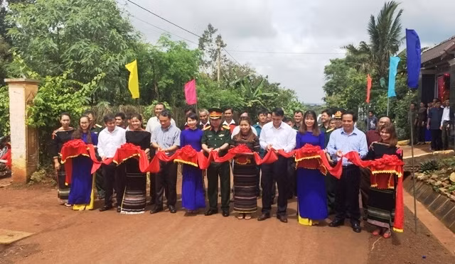 Lãnh đạo huyện Cư M’gar và Công ty Cà-phê 15 cắt băng khánh thành, đưa công trình đường giao thông nông thôn buôn Kro A, xã Ea Đrơng vào sử dụng.