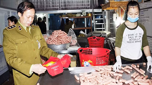 Lực lượng chức năng kiểm tra một cơ sở chế biến thực phẩm tại Hà Nội. Ảnh: HOÀI NAM
