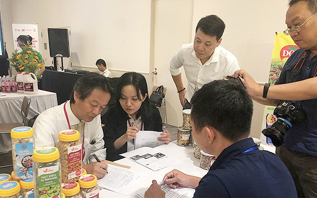 Ông Fukui Tomoaki, Giám đốc bộ phận sản phẩm của AEON Mall trao đổi với doanh nghiệp về sản phẩm ngay tại Hội thảo.