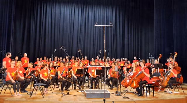 Các thành viên Học viện âm nhạc Rouen và Hợp ca quê hương tại phòng thu.