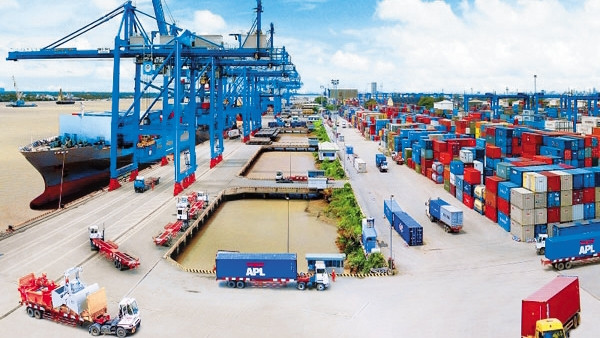 Tổng Công ty Tân Cảng Sài Gòn đi đầu trong đầu tư nâng cao năng lực khai thác cảng công-ten-nơ và cung cấp dịch vụ logistics. Ảnh: Hoàng Hải