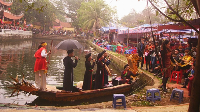 Hàng quán chiếm chỗ khách nghe quan họ.