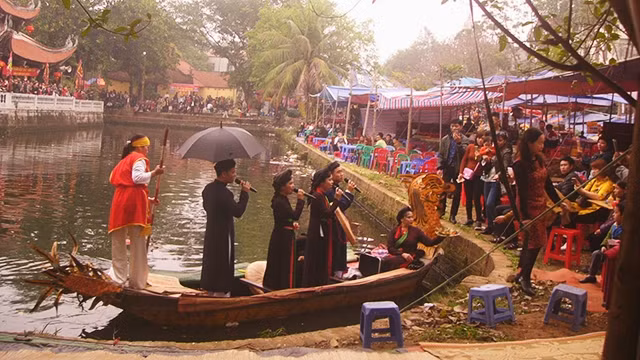 Hàng quán chiếm chỗ khách nghe quan họ.