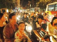 Đường phố chật hẹp của Hà Nội
liệu có chỗ cho xe buýt kích thước lớn và tốc độ cao?