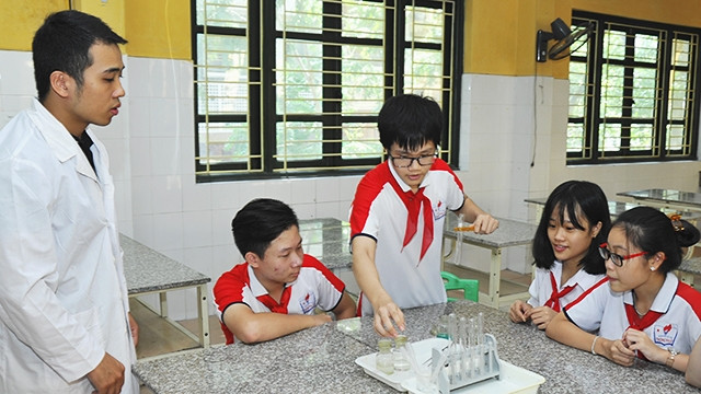 Học sinh cần đạt cả hai mặt là nắm chắc kiến thức văn hóa và thực hành. Ảnh: H.NAM