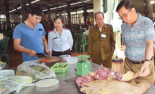 Lực lượng chức năng kiểm tra tại một cơ sở kinh doanh dịch vụ ăn uống trên địa bàn quận Thanh Xuân. Ảnh: HƯƠNG GIANG