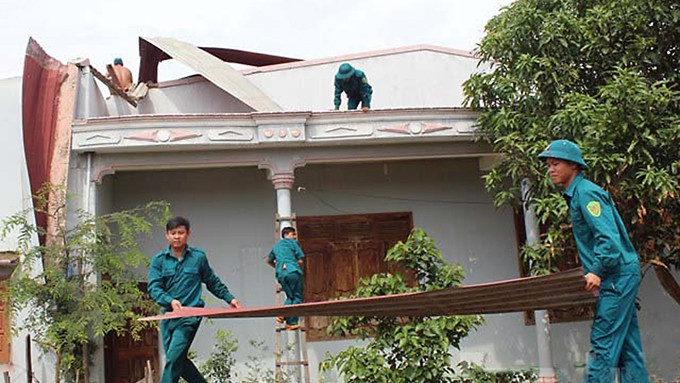 Ban Chỉ huy quân sự xã Cư M'lan (huyện Ea Súp, Đác Lắc) phối hợp chính quyền địa phương và lực lượng dân quân giúp dân ổn định nơi ở sau lốc xoáy. Ảnh: VĂN LUYẾN