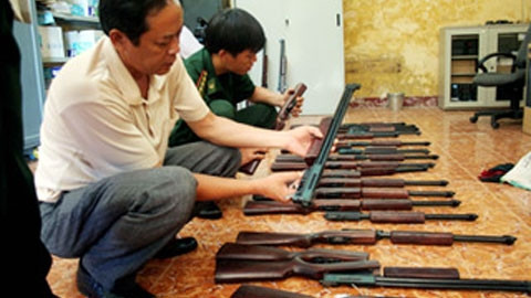 Hơn 20 cây súng săn các loại bị Bộ đội biên phòng thu giữ. (Ảnh: thanhnien.com.vn)