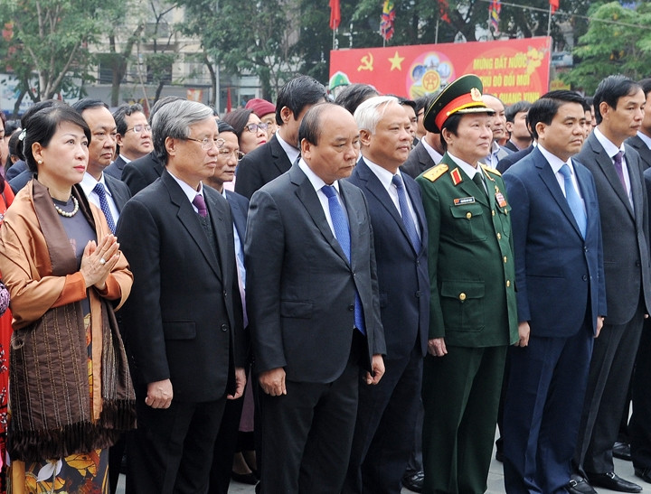 Thủ tướng Nguyễn Xuân Phúc và các đại biểu dự lễ dâng hương tại Lễ hội kỷ niệm 228 năm Chiến thắng Ngọc Hồi - Đống Đa.