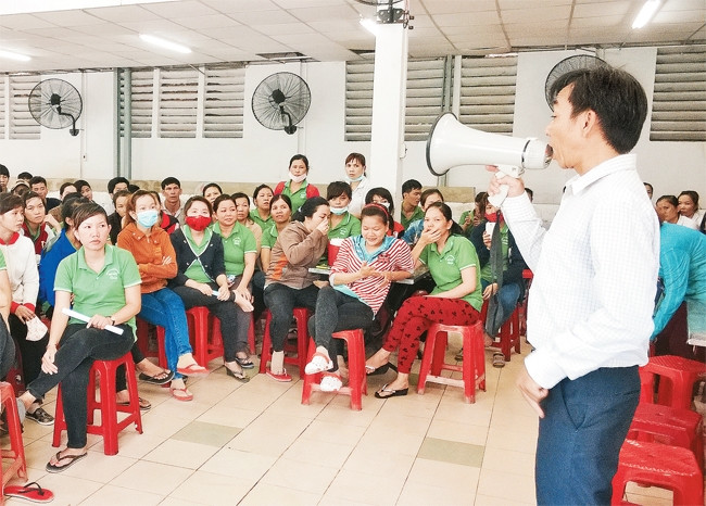 Cán bộ Liên đoàn Lao động quận 12 trao đổi, động viên công nhân Công ty Đi Nô về việc chủ doanh nghiệp "sang nhượng" tài sản và nợ bảo hiểm xã hội của người lao động.