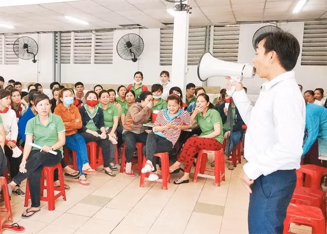 Cán bộ Liên đoàn Lao động quận 12 trao đổi, động viên công nhân Công ty Đi Nô về việc chủ doanh nghiệp "sang nhượng" tài sản và nợ bảo hiểm xã hội của người lao động.