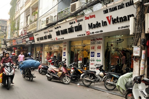 Những cửa hàng thời trang xuất khẩu xuất hiện khắp phố phường Hà Nội.