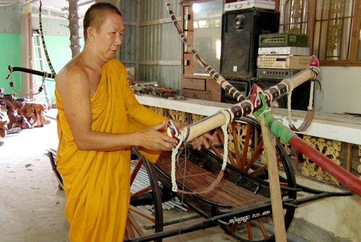 Chiếc xe bò đua có niên đại hàng trăm năm được trưng bày tại chùa Sà Lôn.