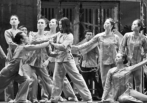 Cảnh trong vở Khoảnh khắc bất tử. Ảnh: MINH CHÂU 