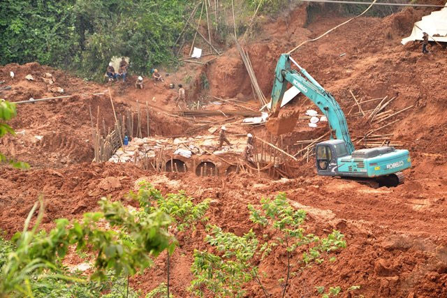 Công nhân Nhà máy a-xít trích ly (Công ty cổ phần hóa chất Đức Giang) khắc phục sự cố rò rỉ nước thải ra môi trường.