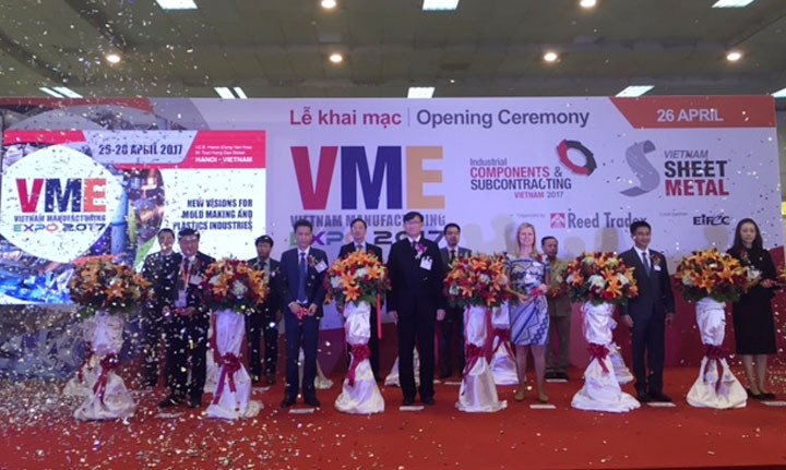 Các đại biểu cắt băng khai mạc Triển lãm quốc tế Vietnam Manufacturing Expo 2017.