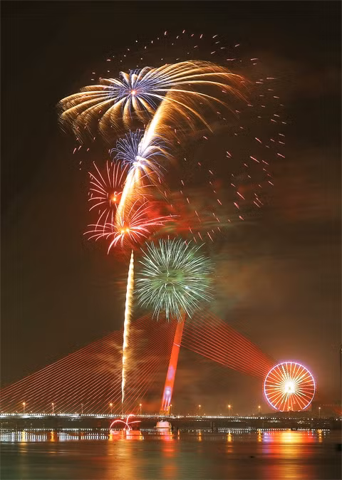 Rực rỡ đèn hoa mừng 40 năm thống nhất. Ảnh: TRẦN LÊ LÂM