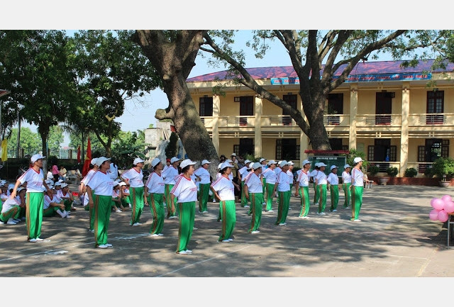 Cùng với phát triển kinh tế, đời sống văn hóa ở khu dân cư xã Hoài Thượng ngày một nâng cao. Trong ảnh: Các hội viên Câu lạc bộ dưỡng sinh của xã. Ảnh: XUÂN THÀNH