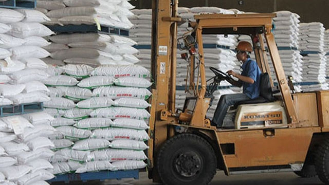 Đường nước ngoài được nhập khẩu vào Việt Nam với giá rất thấp.