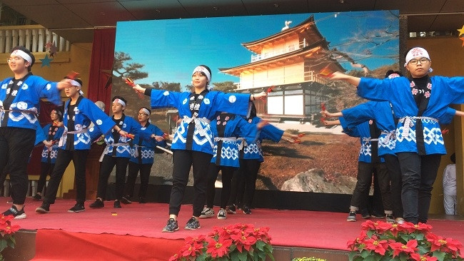 Các học sinh Trường THCS Ngô Sĩ Liên biểu diễn điệu nhảy Yosakoi Hanoiyo của Nhật Bản.